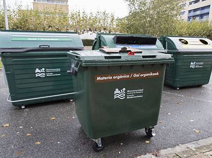 Gorpu bat aurkitu dute birziklatzeko papera eta kartoia biltzeko kamioi batean