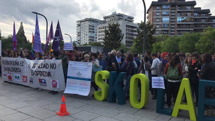 Skolaeren ezarpena baliogabetzen duen epaiari helegitea jartzeko eskatu diote sindikatuek gobernuari
