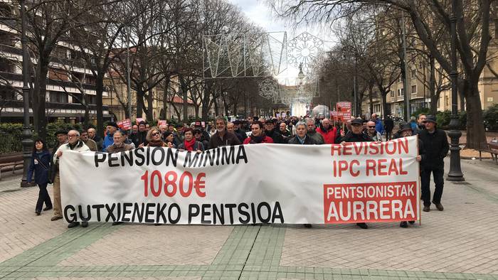 Parlamentura eraman dute euren aldarria pentsiodunek