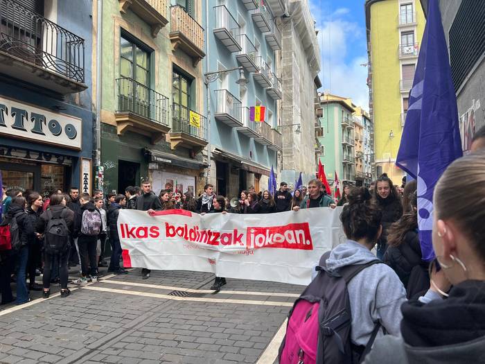 'Ikas baldintzak jokoan' goiburuarekin manifestazioa egin du Ikasleria Martxan erakundeak