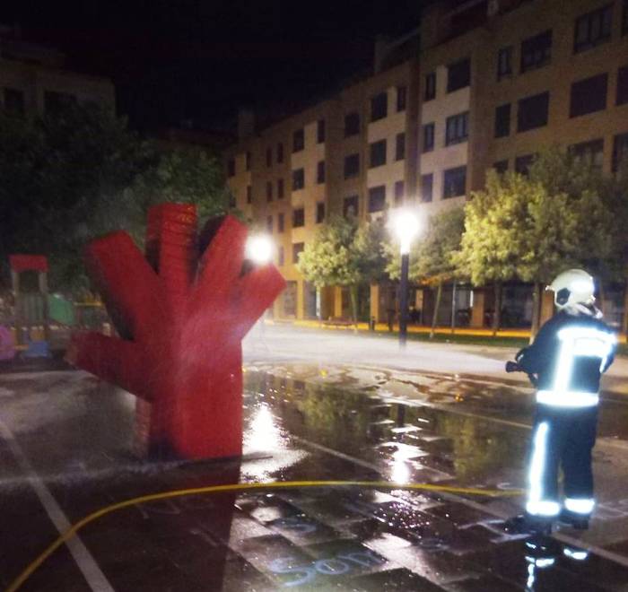 Su eman diote genero indarkeria gaitzesteko irudi bilakatu den esku gorriari