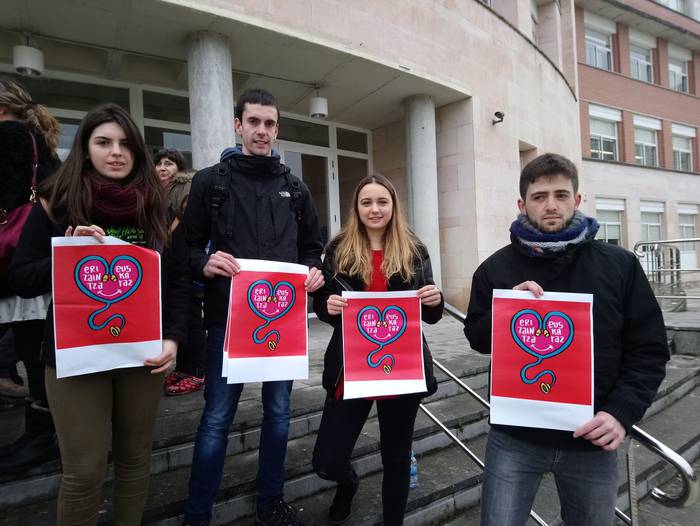 NUPen erizaintza euskaraz irakasteko eskatu dute 