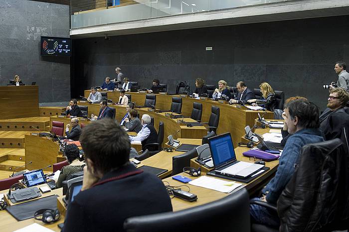 "Ezker abertzaleak eta ETAk eginiko gizateriaren aurkako krimenak" gaitzetsi ditu Nafarroako Parlamentuak
