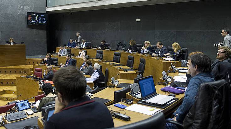 "Ezker abertzaleak eta ETAk eginiko gizateriaren aurkako krimenak" gaitzetsi ditu Nafarroako Parlamentuak