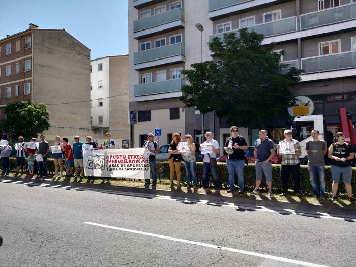Buztintxuriko joko-lokal bat zigortu dute, adingabe bati erruletan 200 euroko apustua egiten uzteagatik
