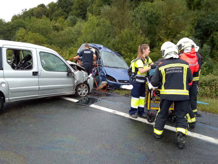 Emakume bat hil da Arraitzen izandako auto istripuan