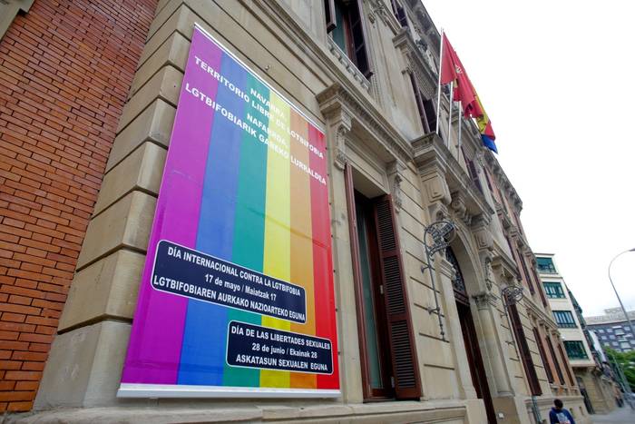 Nafarroako Parlamentuak bat egin du LGTBIQ+ Harrotasunaren Nazioarteko Egunarekin