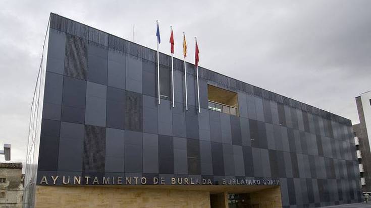 Burlatako Udalak goian edo ezkerrean jarri behar ditu euskarazko testuak