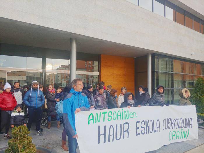 Antsoaingo guraso taldeak "itxaropena" du haur eskola euskalduna datorren ikasturtean ezarriko dutela