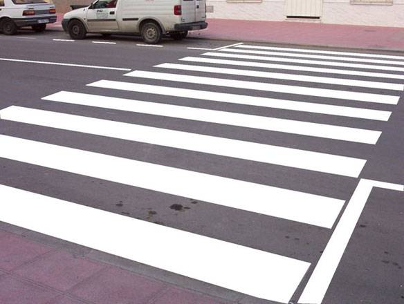 Gizon bat larri zauriturik Iruñean, auto batek zebrabide batean harrapatuta