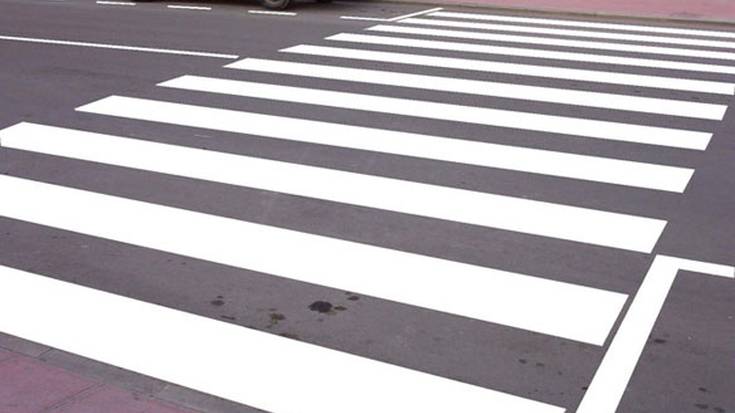 Gizon bat larri zauriturik Iruñean, auto batek zebrabide batean harrapatuta