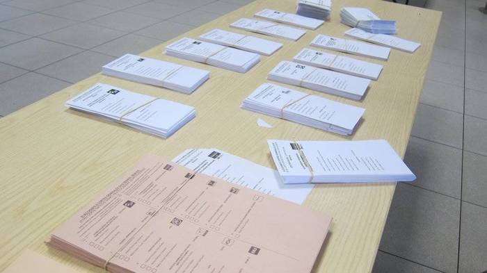 Bina eserleku lortu dituzte Navarra Sumak eta PSOEK, bat Ahal Duguk; atzerriko botoak erabaki dezake EH Bilduren diputatua