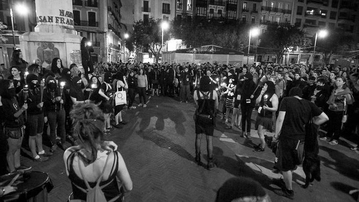 Indarkeria matxistaren aurkako manifestazioa egin dute sanferminen atarian