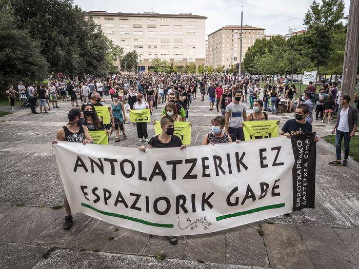 Jendetza bildu zen larunbatean Arrotxapean, gaztetxe baten beharra aldarrikatzeko