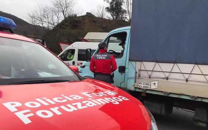 Kamioilari bat salatu dute, tabletean telenobela bat ikusten ari zela gidatzeagatik