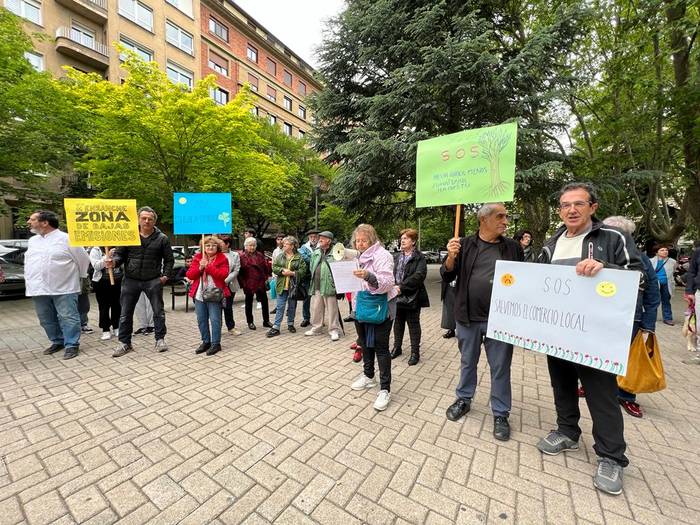 Zangoza kaleko aparkalekuaren aurkako plataformak obrak "baliogabetzeko" eta kalea "lehengoratzeko" eskatu du
