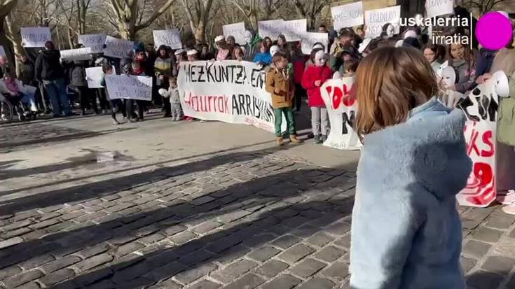Atargi ikastetxeko familiek protesta egin dute irakasle batek ikasleekin duen jokaera salatzeko
