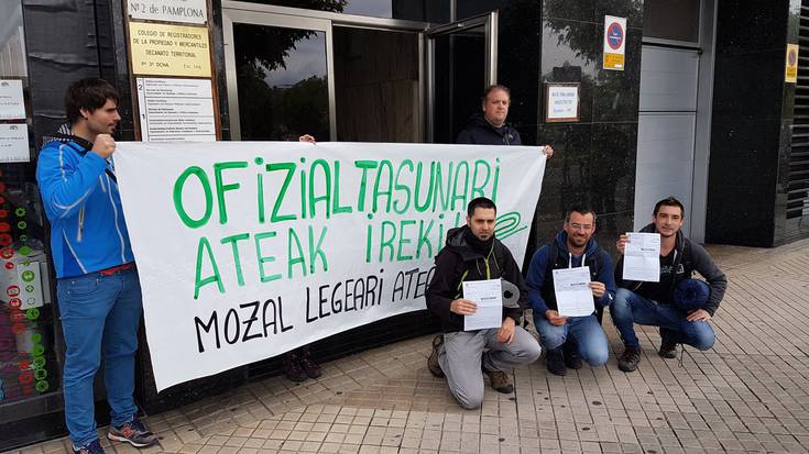 Euskararen ofizialtasunaren defentsan itxialdia egiten ari dira EHEko hiru kide Euskarabidean