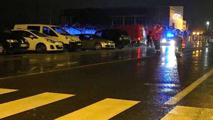Hiru pertsona hil dira ibilgailuek harrapatuta