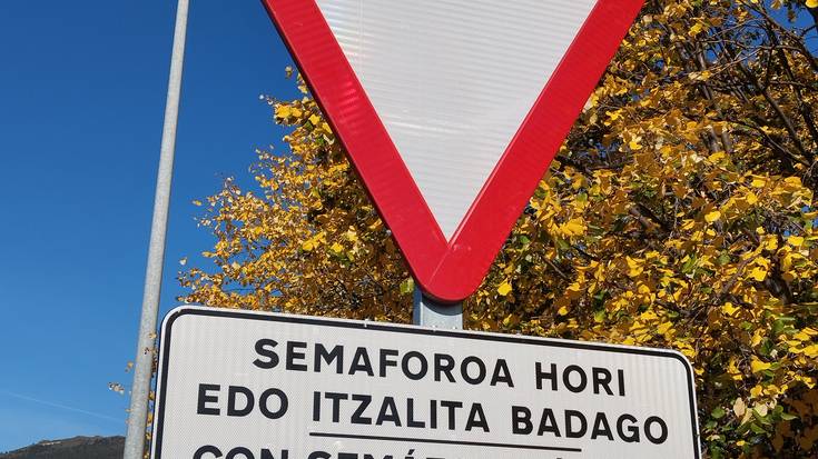 Berriozarko biribilguneko kartelak, ele bitan