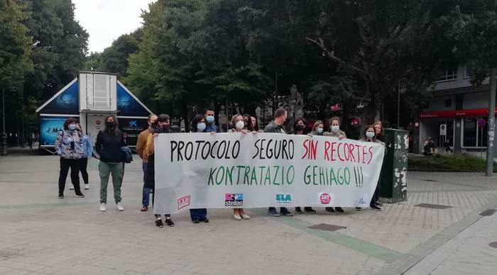 Eskolaz kanpoko jarduerekin gobernua hezkuntza ituna urratzen ari dela salatu dute sindikatuek