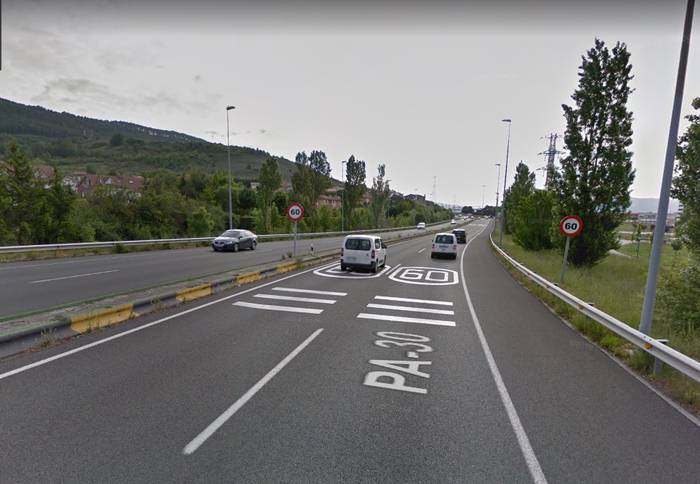 Iruñeko ingurubidean auto lasterketak egiteagatik bi gazte atxilotu dituzte