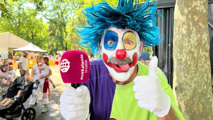 Kolorez betetako maleta zabaldu du Porrotxek Oinez Txokoan