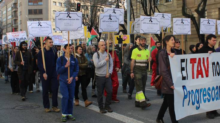 Azpiegiturarik "suntsitzaileenaren" aurkako protesta jendetsua, Iruñean