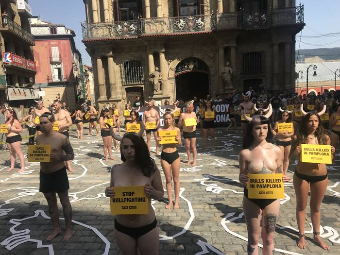 Zezenketarik gabeko Sanferminak aldarrikatu dituzte PETA eta Anima Naturalisek