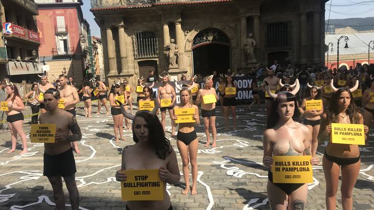 Zezenketarik gabeko Sanferminak aldarrikatu dituzte PETA eta Anima Naturalisek