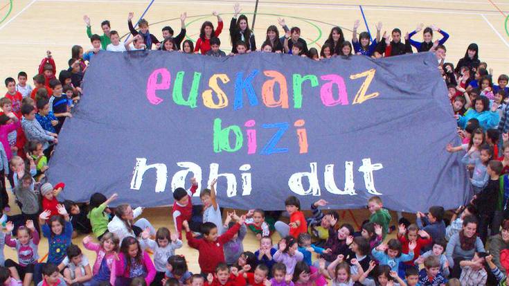 Euskarazko haur eskolen aurkako epaiak hizkuntza eskubideen "urraketan sakontzen" duela salatu du Sortzenek