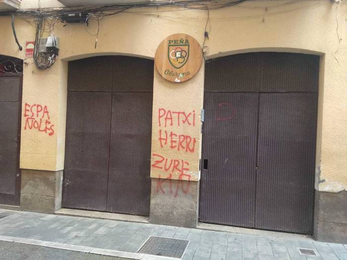 Oberena peñan Patxi Ruizen aldeko pintaketak egiteagatik atxilotu dute gizon bat