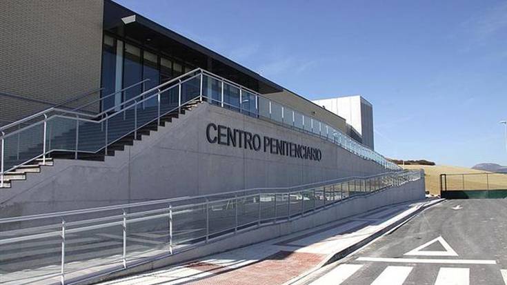 Telefono zerbitzurik gabe izan da Iruñeko espetxea hamar egunez