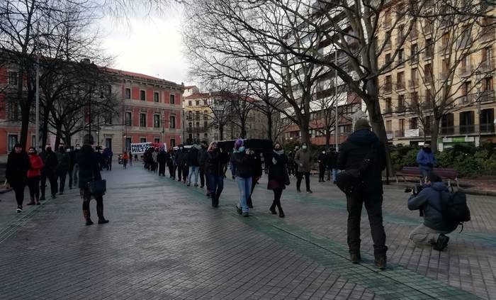 Lan istripuen igoera patronalaren eta gobernuaren erantzukizuna dela salatu dute Iruñean