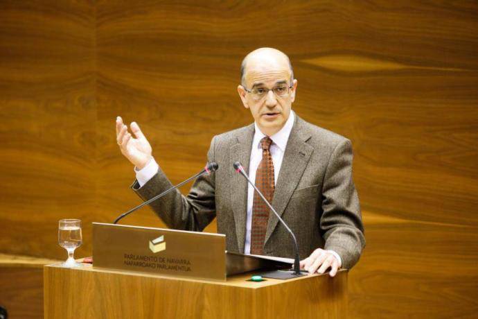 Catalanek Nafarroako testuliburuetan "doktrinamendua galarazteko" neurriak eskatu ditu Senatuan