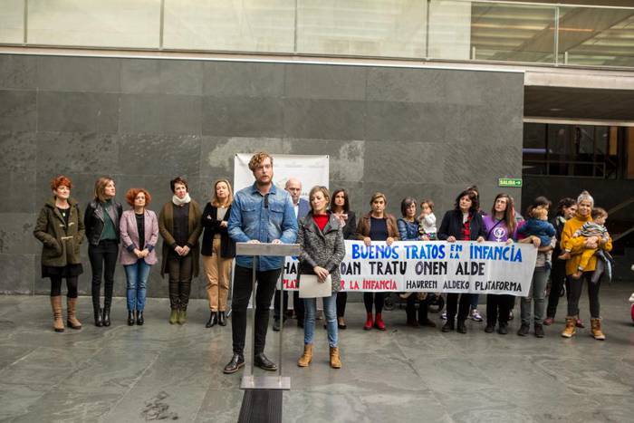Haurren sexu abusuen prebentziorako nazioarteko egunarekin bat egin du Nafarroako Parlamentuak