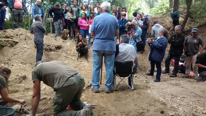 1936ko kolpe militarrean eraildako sei pertsonaren gorpuak atera dituzte Etxalazen