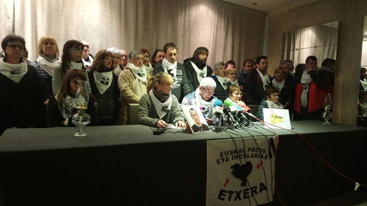 Reyren heriotzaren ardura "Espainiako estatuaren espetxe politika suntsitzaileak" duela salatu du Etxeratek