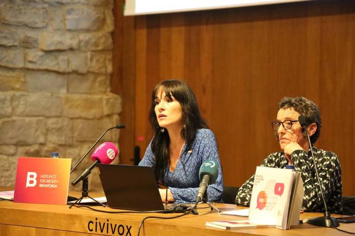 Agurne Gaubeka (Behatokia): "Herritarrek behin eta berriz jotzen dute horma berdinaren kontra euskaraz aritu nahi dutenean"