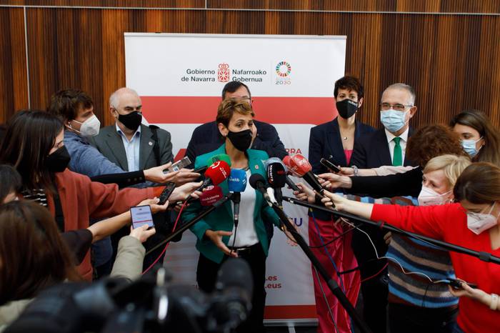Txibitek baztertu du maskara berriro derrigorrezkoa izatea kanpoaldeetan
