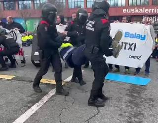 BSHko lantokiko sarbidea itxi dute langileek euren etorkizuna negoziatu nahi dutela aldarrikatzeko