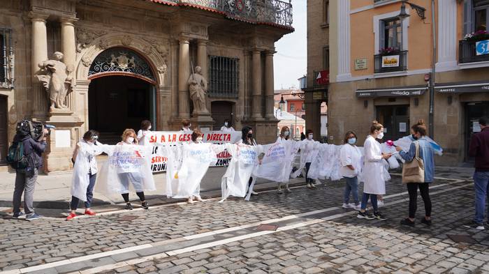 2.000 sinadura baino gehiago, egungo etxez etxeko arreta zerbitzuari eusteko