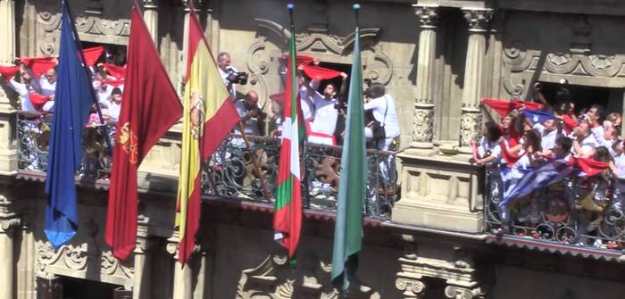 Navarra Sumak eta PSNk ikurren legea berreskuratu dute