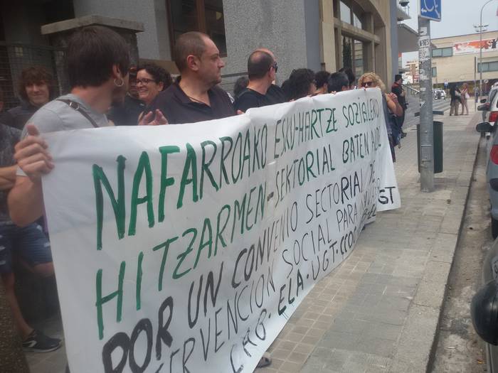 Esku hartze sozialaren esparruan hitzarmen sektoriala eskatu dute LABek, ELAk, UGTk eta CCOOek