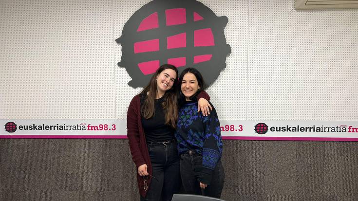 Nerea Arrasate eta Ainhoa Garcia (Naxker): "Emakumeen oihua oholtzaratzeko sortu dugu taldea"