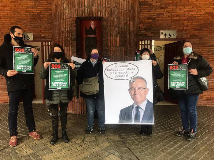 Maiak Iruñeko komun publikoak itxi nahi dituela salatu du LAB sindikatuak