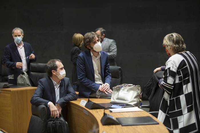 Transfuguismoa arautzearen alde agertu dira parlamentuko taldeak