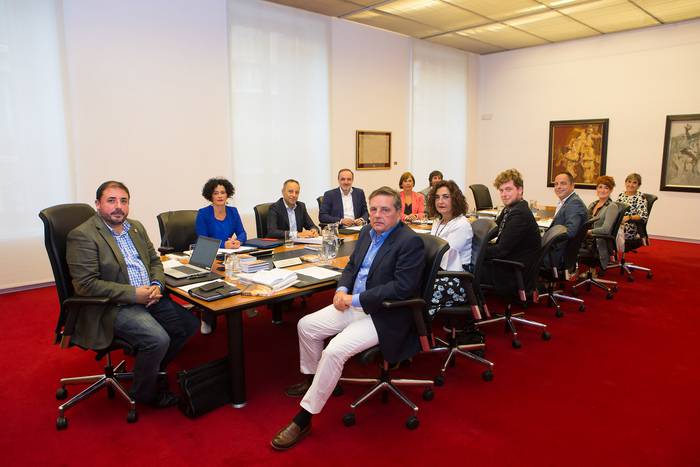 “Nafarroaren errealitate instituzionalarekiko errespetua” eskatu du foru parlamentuak, Navarra Sumaren eta PSNren botoekin
