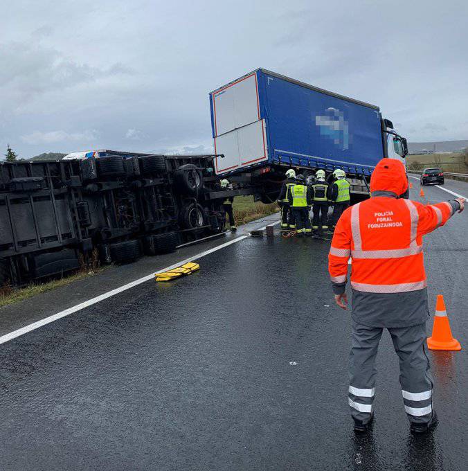 A-15 autobidea itxita dago Tebasen, kamioi baten istripuagatik