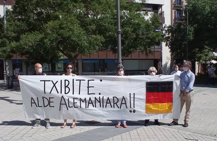 Atzerriko hizkuntzak euskararen gainetik jartzea leporatu dio AET taldeak Txibiteri